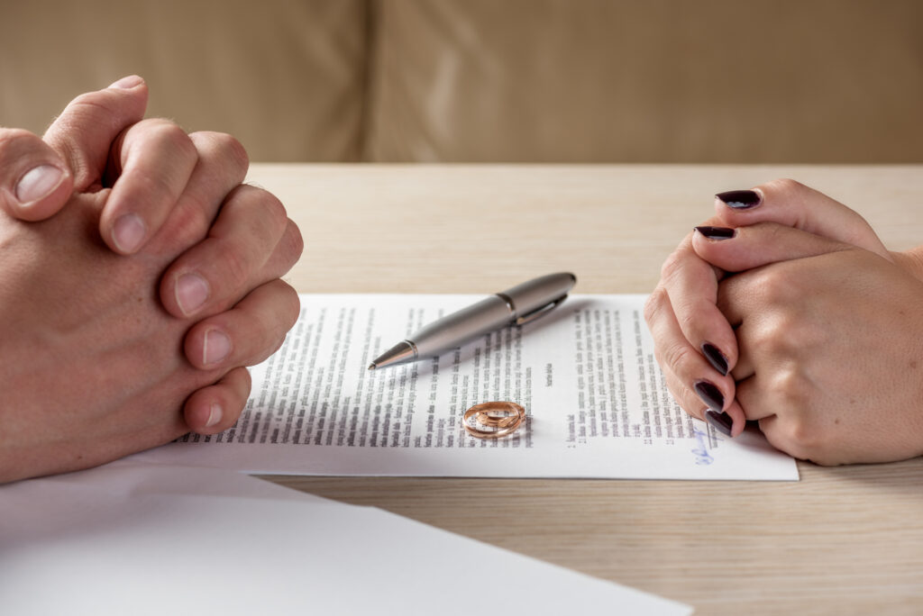 Pareja firmando documentos de divorcio